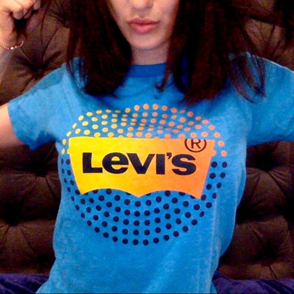 Classic blue Levi’s tee!!